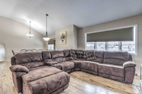 2542 Neptune Ave, Seaford, NY 11783-3410