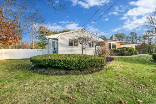 353 Hewlett Ave, Canaan Lake, NY 11772-4220