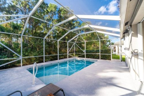 556 Indian Key Dr, Fort Pierce FL  34986-2051 exterior