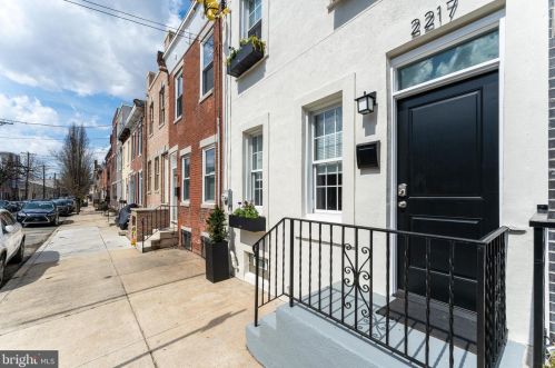 2217 Carpenter St, Philadelphia PA 19146-2517 exterior