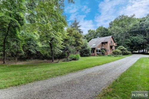 904 Colonial Rd, Franklin Lakes, NJ 07417-1231