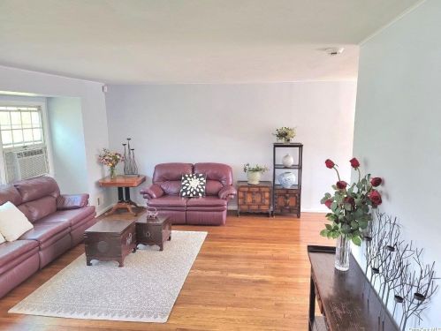23 Ketay Dr, Elwood, NY 11731-5010