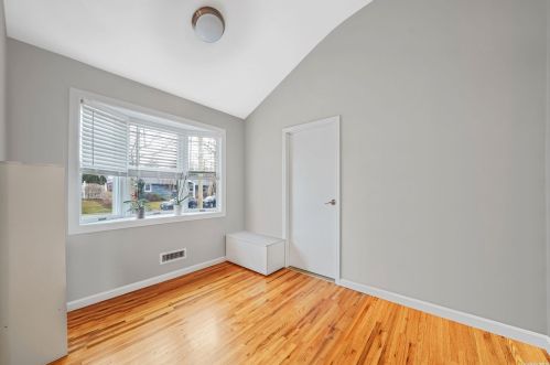 40 Royal Ln, Northport NY  11768-3332 exterior