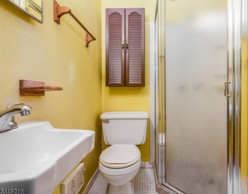 5 Hillside Dr, Clinton NJ 08809-1213 exterior