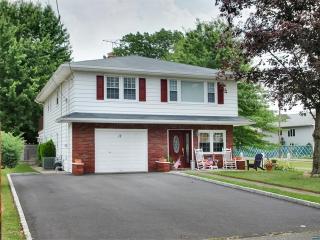 12 Henry St, Moonachie, NJ 07074-1121