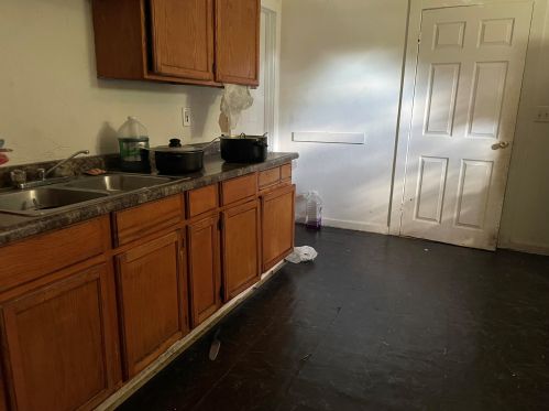 1964 Finn Pl, Milwaukee WI 53206-1338 exterior