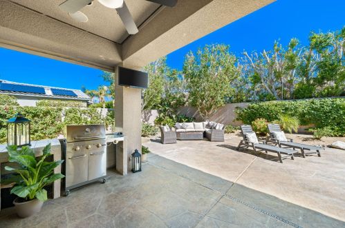 8 King Edward Ct, Rancho Mirage CA  92270-1621 exterior