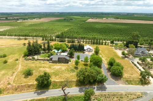9527 Meadow Dr, Winton, CA 95388-9618