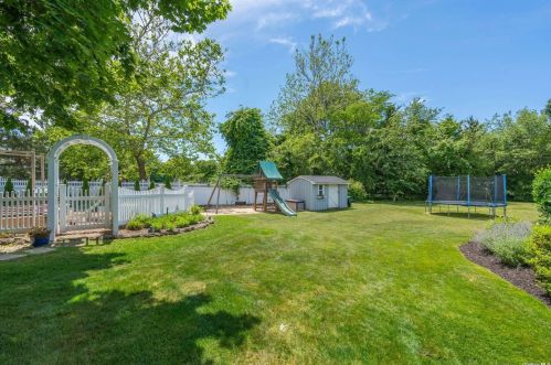 29 Clipper Dr, Northport, NY 11768-1550