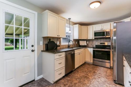 10 Croft Dr, Manchester, CT 06042-1620