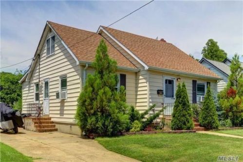 14 Henry St, Bethpage, NY 11714-4118