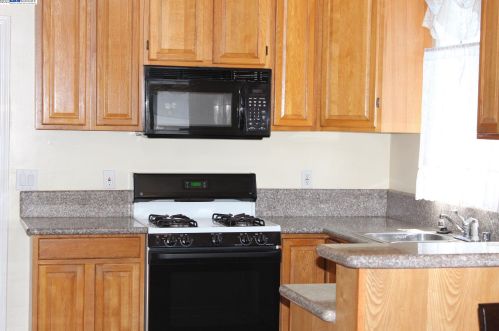 7207 Halliday Ave, Oakland, CA 94605-2365