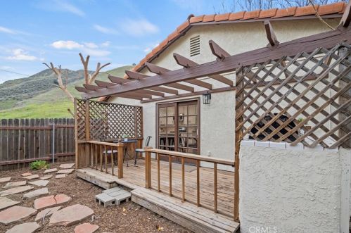 30807 Arlington St, Santa Clarita CA  91384-2453 exterior