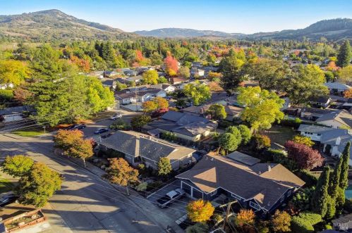 2415 Tamarisk Dr, Santa Rosa CA  95405-8435 exterior