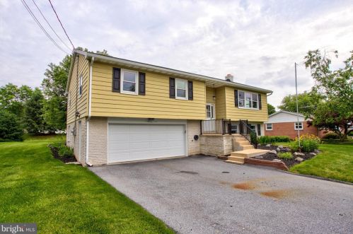 39 Main St, Brownstown, PA 17508-5057