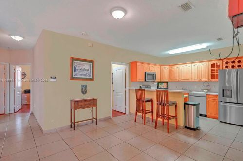 7531 176th Ter, Hialeah, FL 33015-7158