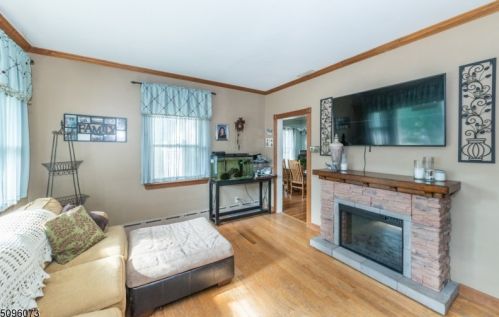 7 Oak St, Kinnelon, NJ 07405-1312