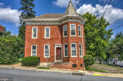 112 Locust St, Longlevel, PA 17368-1314