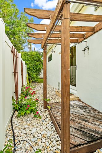 250 10th St, Delray Beach FL  33444-4048 exterior