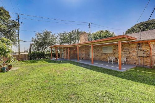 2801 Dominique Dr, Galveston TX 77551-1570 exterior