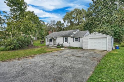 28 Holt Rd, Hyde Park, NY 12538-1810