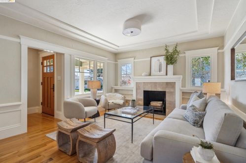 1452 Hampel St, Oakland, CA 94602-1346