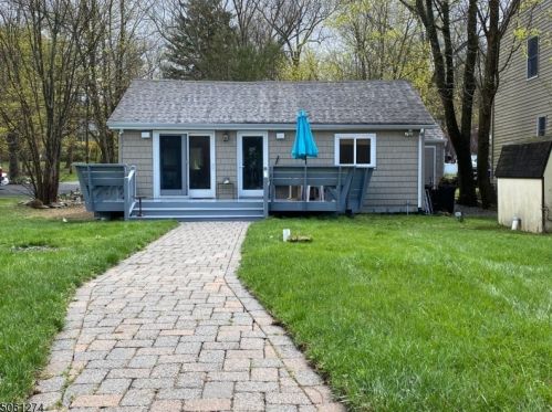 31 Pinecliff Lake Dr, West Milford NJ  07480-1324 exterior