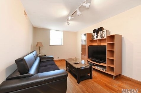 28-45 41st St, Long Island City, NY 11103-1025
