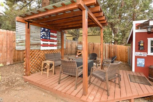 1063 H Ln, Big Bear City CA  92314-9693 exterior