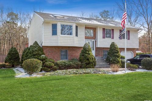 51 Spence Ave, Holtsville, NY 11742-1928