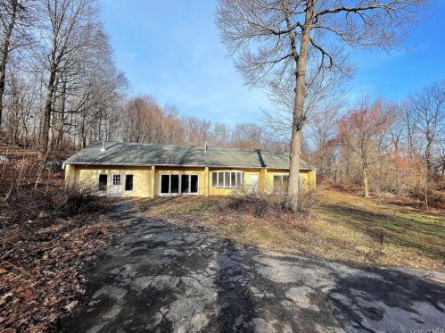 15 Chestnut Ridge Rd, Mahopac NY  10541-3320 exterior