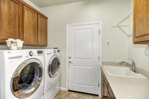 9860 Westminster Way, Elk Grove CA  95757-5124 exterior