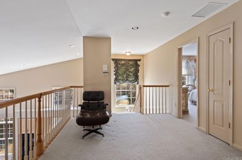 1 Doral Grn Dr, Rye Brook NY  10573-5405 exterior