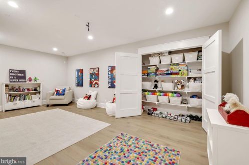 1044 Manning St, Great Falls VA  22066-1922 exterior