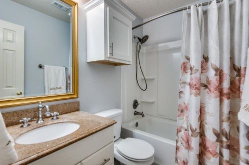 1808 Newton Dr, Lewisville TX  75028-7318 exterior