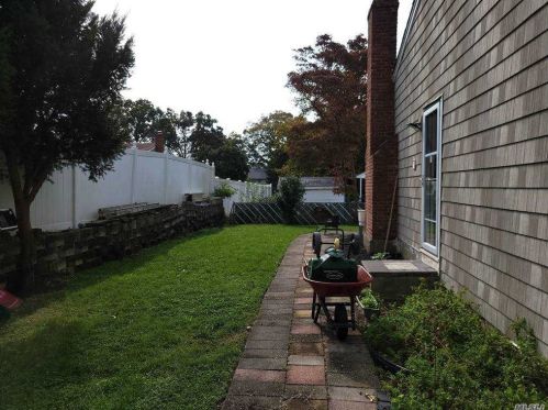 13 Burroughs Ave, Huntington Station, NY 11746-6230