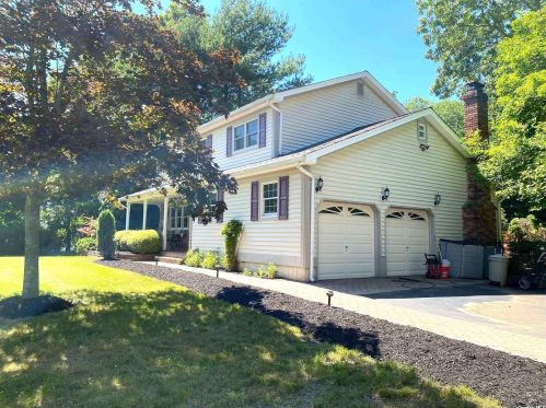93 Country Rd, Shoreham, NY 11786-1931