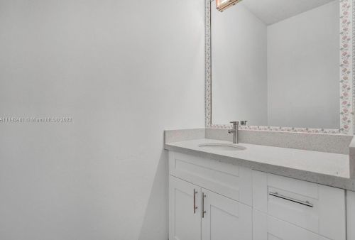 7692 Oakmont Cir, Hialeah FL  33015-2046 exterior