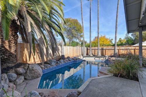 8437 Juglans Dr, Citrus Heights CA  95662-3048 exterior