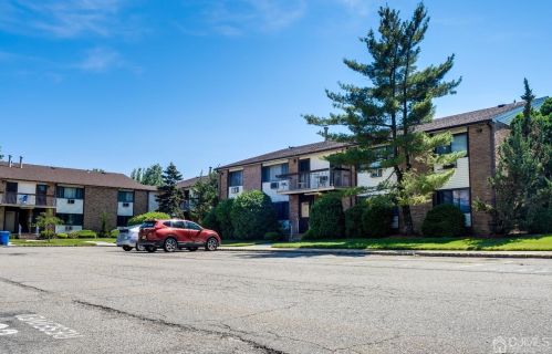 312 Cricket Ln, Woodbridge, NJ 07095-1516