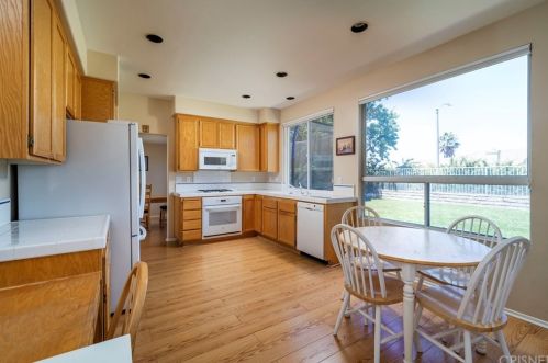 27543 Courtview Dr, Santa Clarita CA  91354-1601 exterior