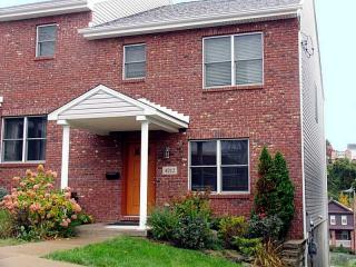 4212 Lydia St, Pittsburgh, PA 15207-1151