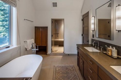 8262 Valhalla Dr, Truckee CA  96161-4297 exterior