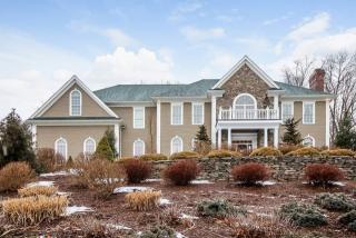 39 Old Tree Farm Ln, Bridgeport, CT 06611-1153
