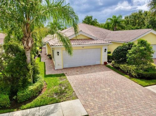 8246 Xenia Ln, Naples, FL 34114-2700