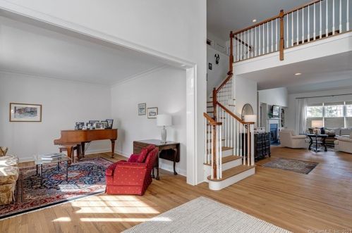 4 Colonial Dr, Bloomfield, CT 06002-2394