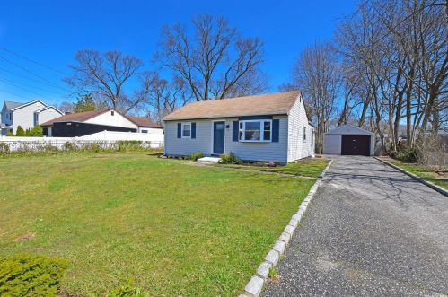 15 Brian Ave, Holtsville, NY 11742-1004