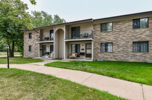 1463 Carriage Ln, Waukesha, WI 53151-1439