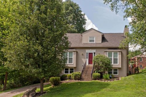 10117 Foxboro Dr, Louisville, KY 40223-2722