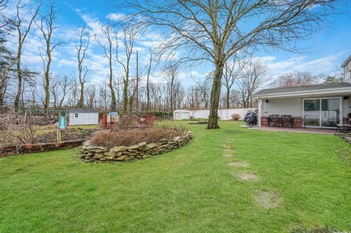 40 Royal Ln, Northport NY  11768-3332 exterior